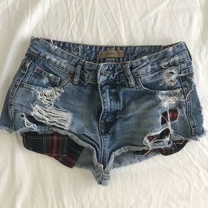 Distressed denim shorts 🤜🏽